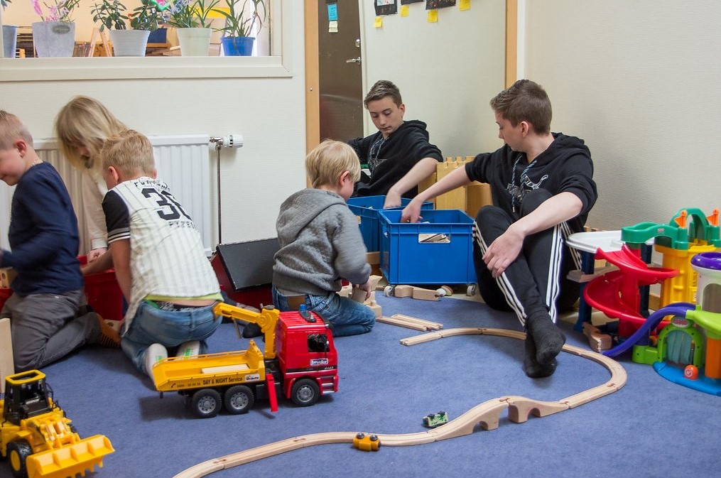 Barn leker med träjärnväg på förskola